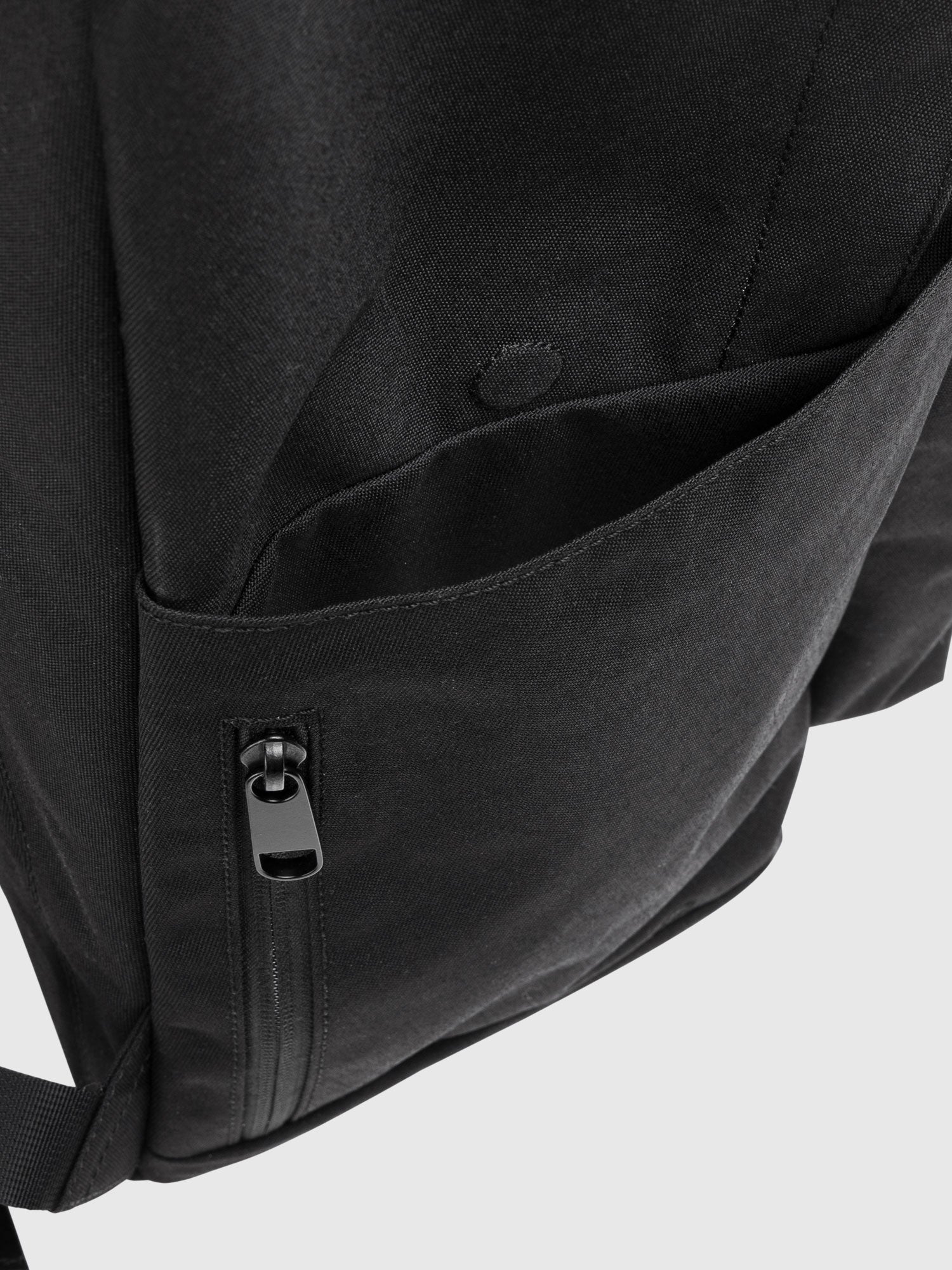 【新発売】NYLON BACKPACK M 002