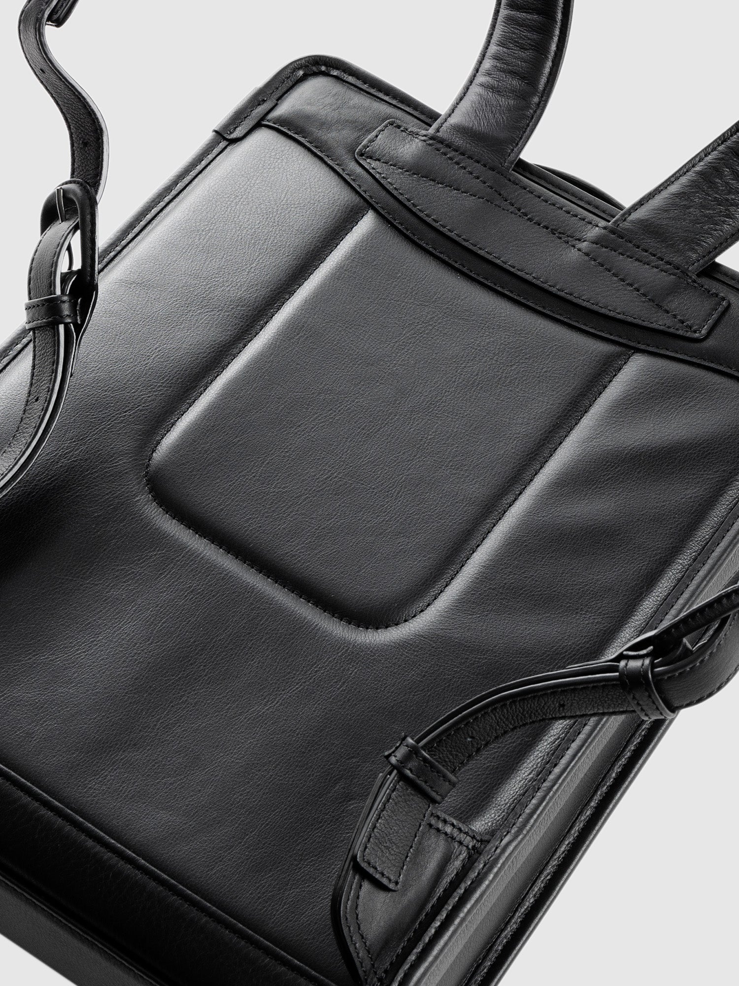 ヴァイノ ミディアムスクエアバックパック(防水革)