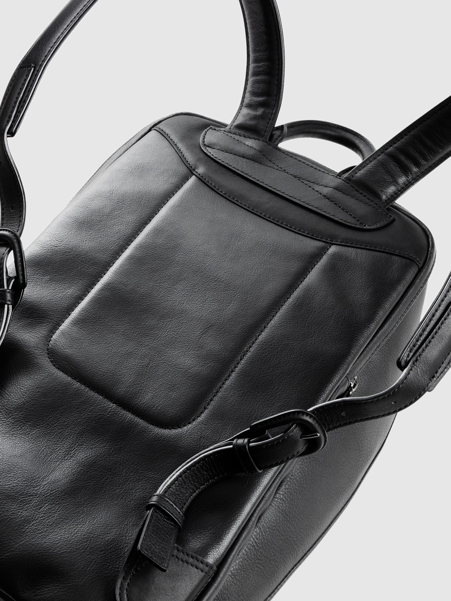 ヴァイノ ラウンドバックパック(防水革)