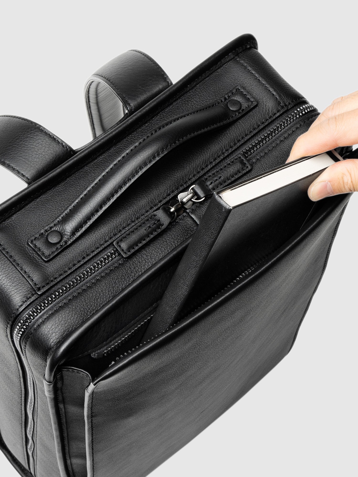 ヴァイノ スクエアバックパック(防水革)