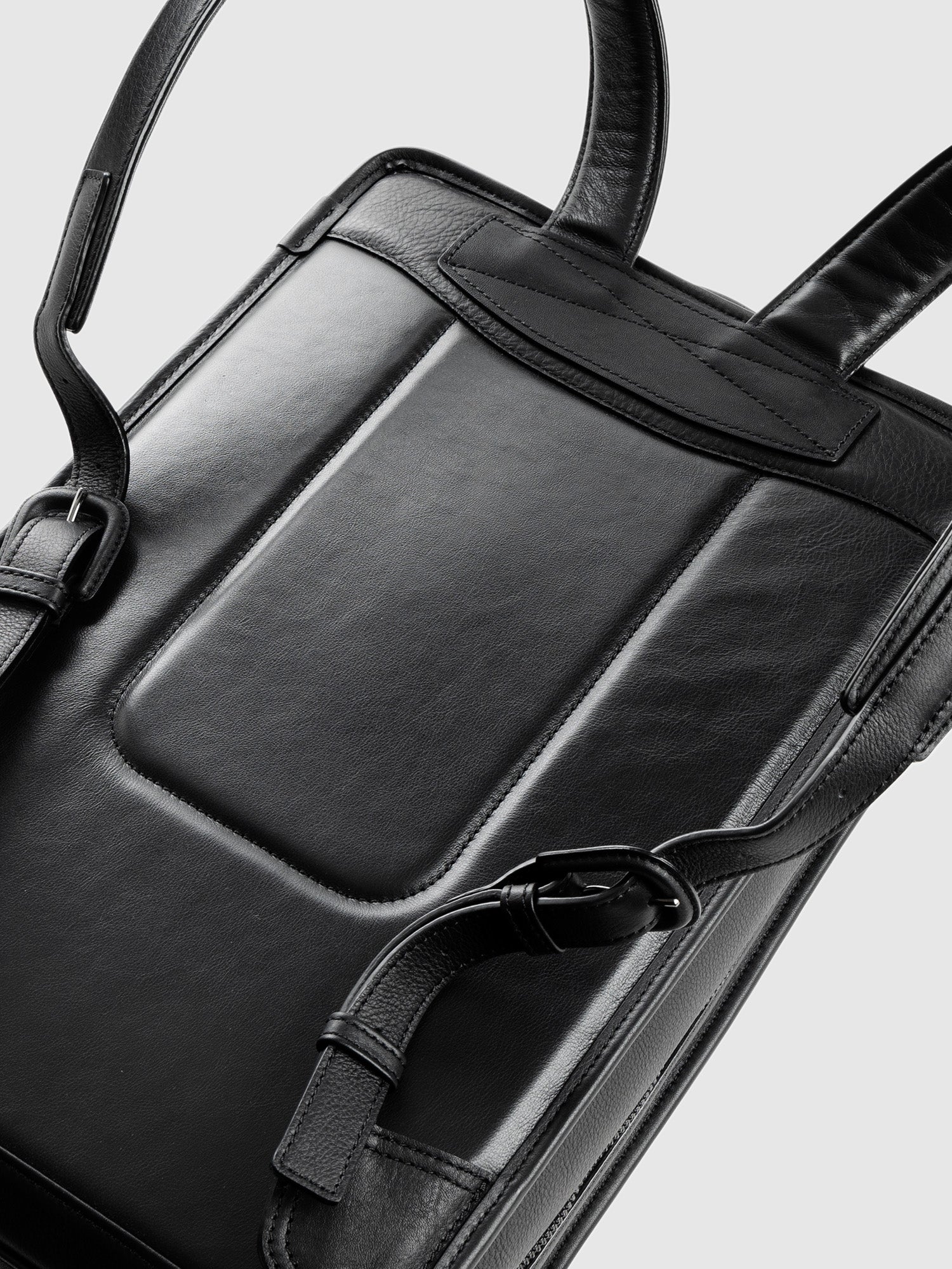 ヴァイノ スクエアバックパック(防水革)