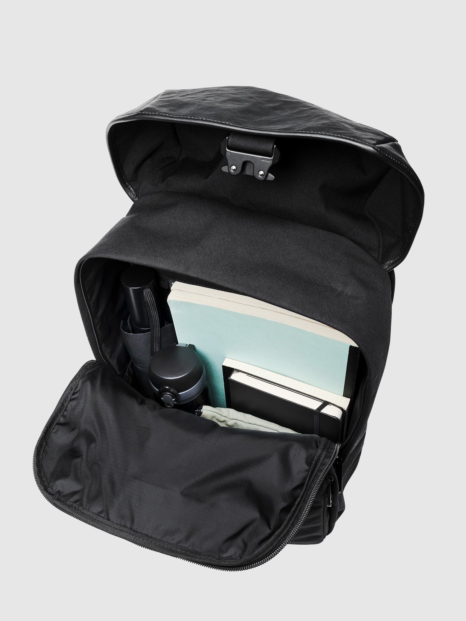 CORDURA®×レザー コンビスクエアバックパック