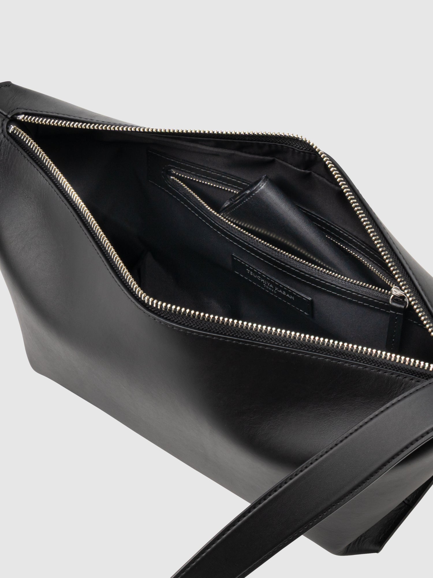 【新発売】ストレイヴン  ミディアムショルダー