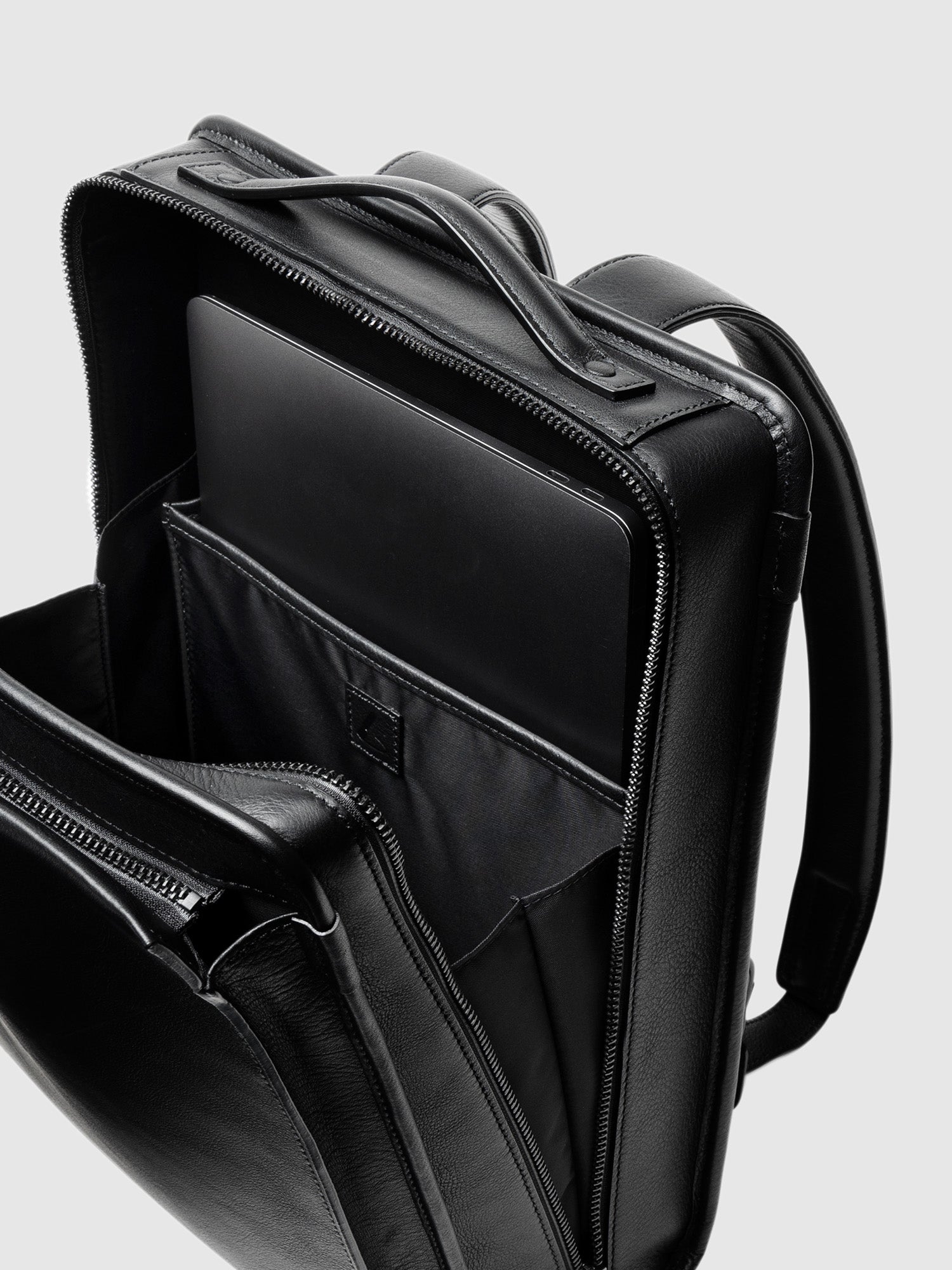 ヴァイノ ミディアムスクエアバックパック(防水革)