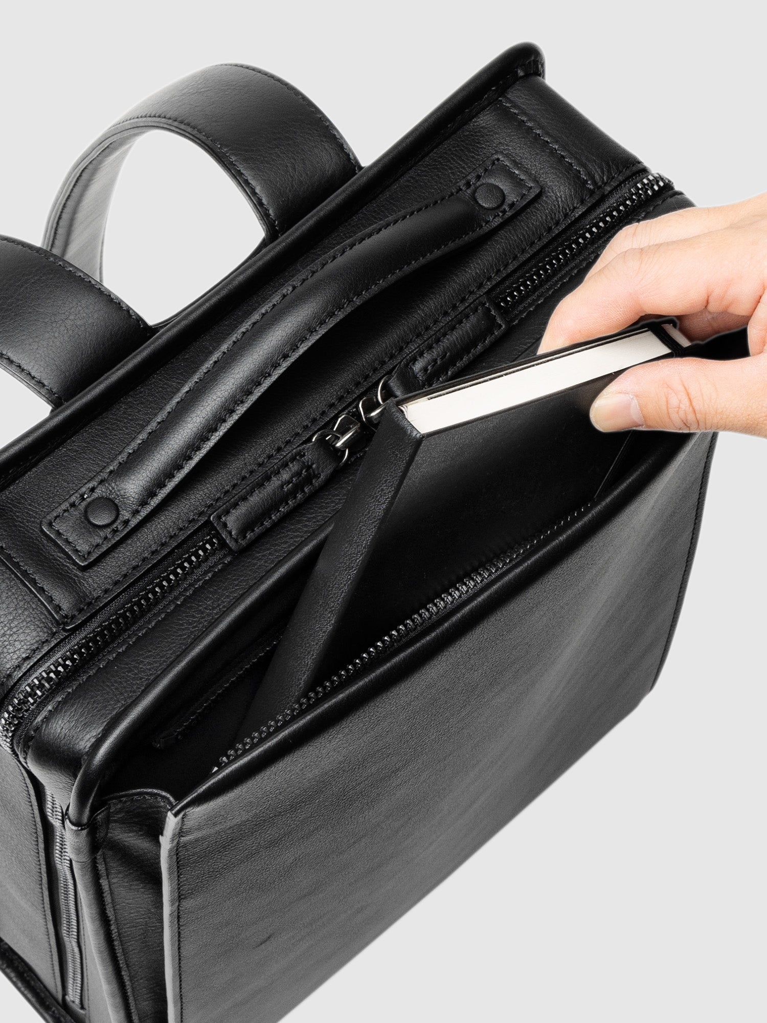 ヴァイノ ミディアムスクエアバックパック(防水革)