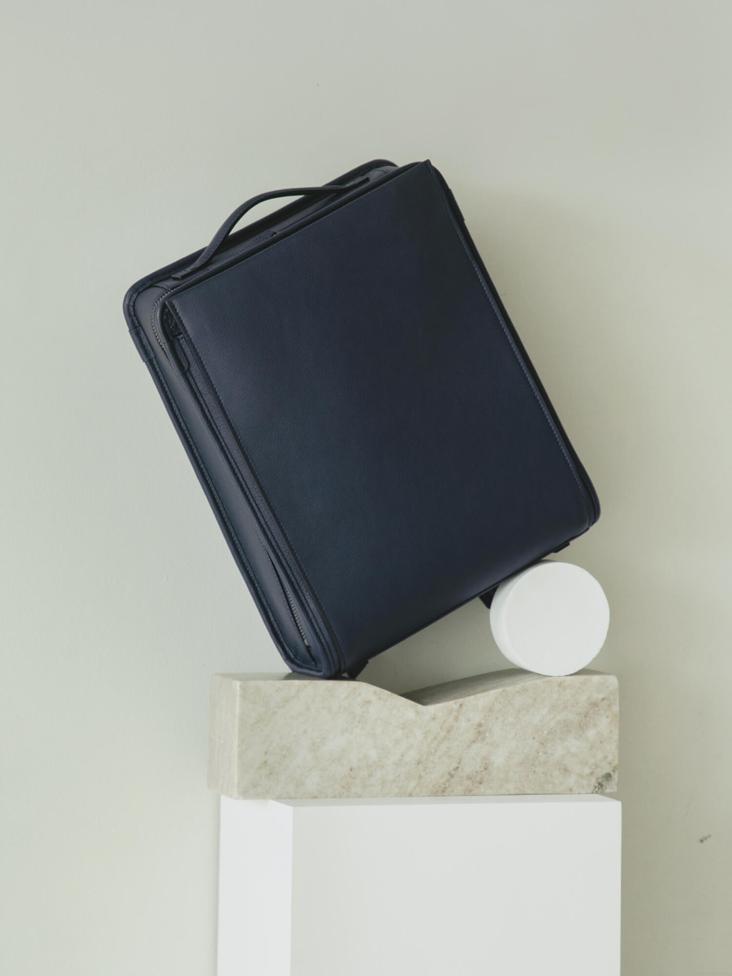 ヴァイノ ミディアムスクエアバックパック(防水革)