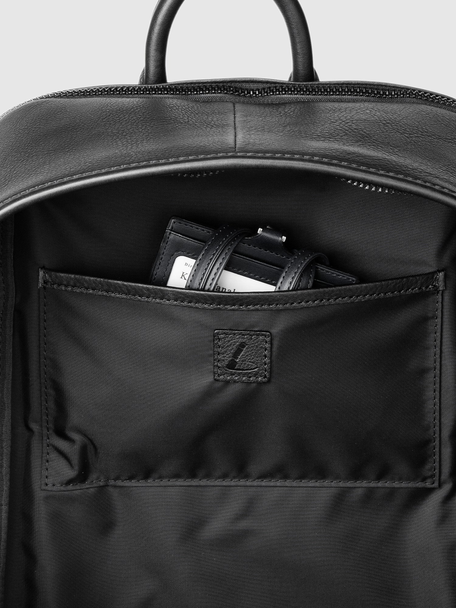 ヴァイノ ラウンドバックパック(防水革)