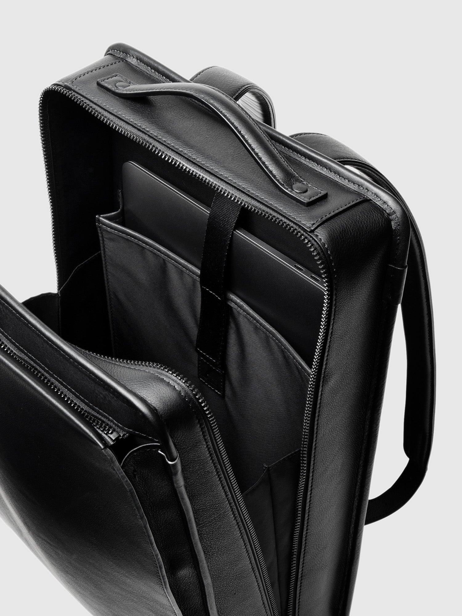 ヴァイノ スクエアバックパック(防水革)